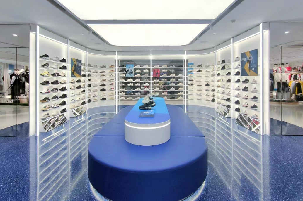LED display case lighting in a glass retail showcase